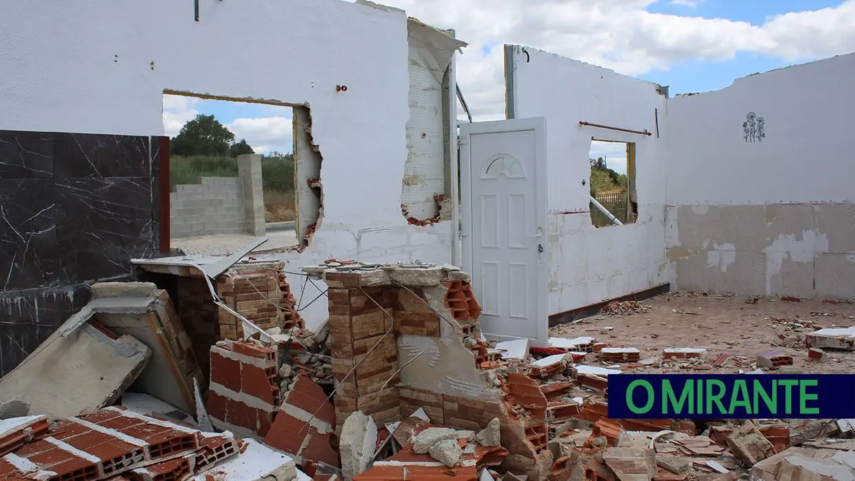 Demolidas construções ilegais na Estrada da Carreira de Tiro em Santarém