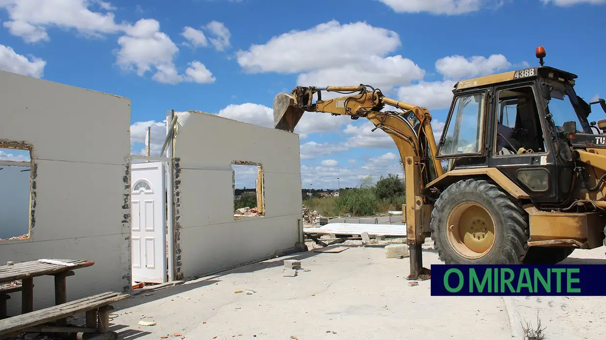 Demolidas construções ilegais na Estrada da Carreira de Tiro em Santarém