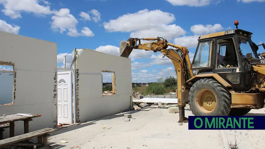 Demolidas construções ilegais na Estrada da Carreira de Tiro em Santarém