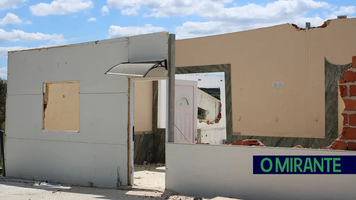 Demolidas construções ilegais na Estrada da Carreira de Tiro em Santarém
