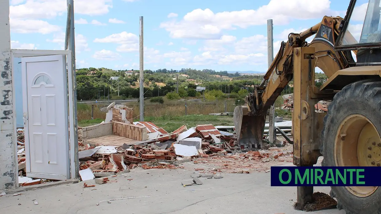 Demolidas construções ilegais na Estrada da Carreira de Tiro em Santarém