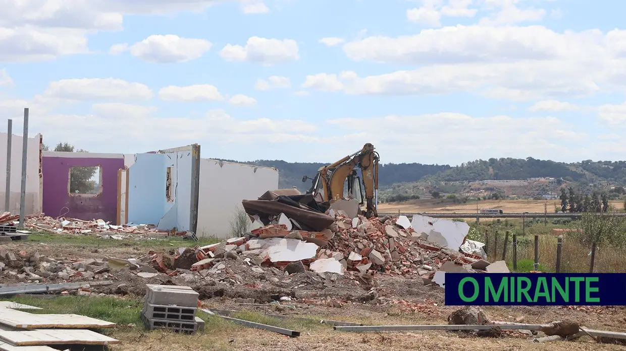 Demolidas construções ilegais na Estrada da Carreira de Tiro em Santarém