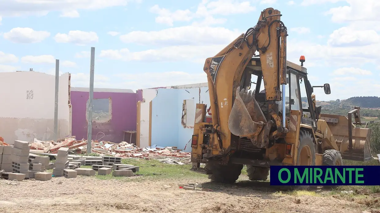 Demolidas construções ilegais na Estrada da Carreira de Tiro em Santarém