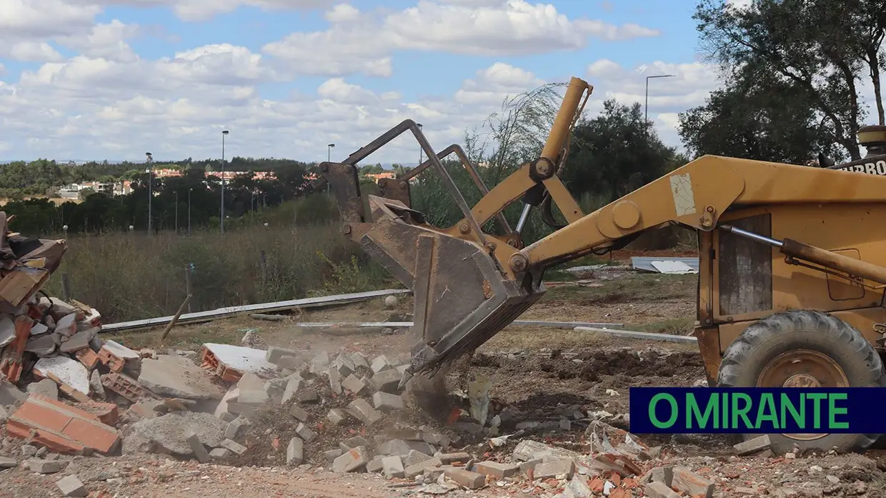 Demolidas construções ilegais na Estrada da Carreira de Tiro em Santarém