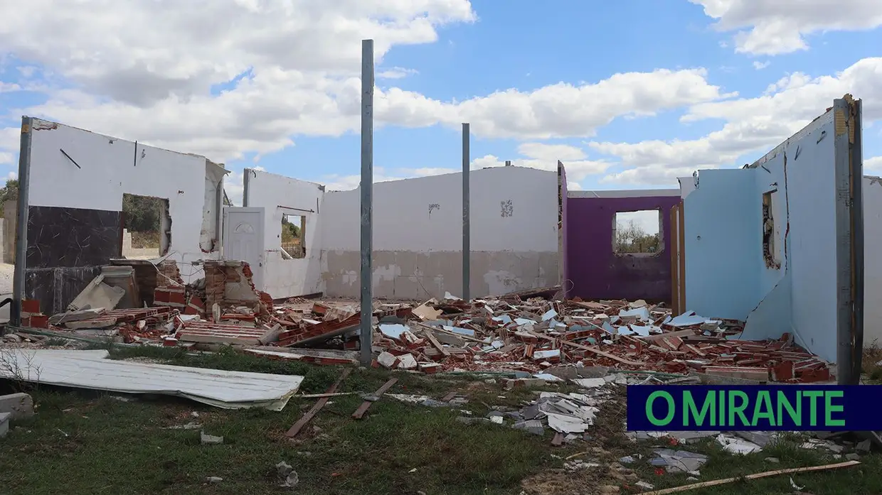 Demolidas construções ilegais na Estrada da Carreira de Tiro em Santarém