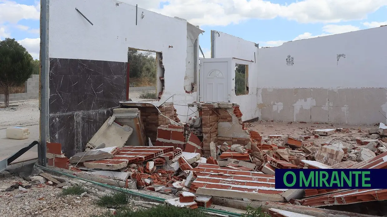 Demolidas construções ilegais na Estrada da Carreira de Tiro em Santarém