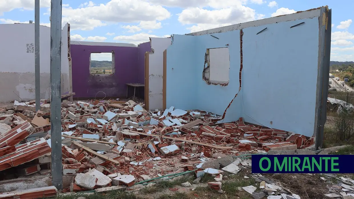 Demolidas construções ilegais na Estrada da Carreira de Tiro em Santarém