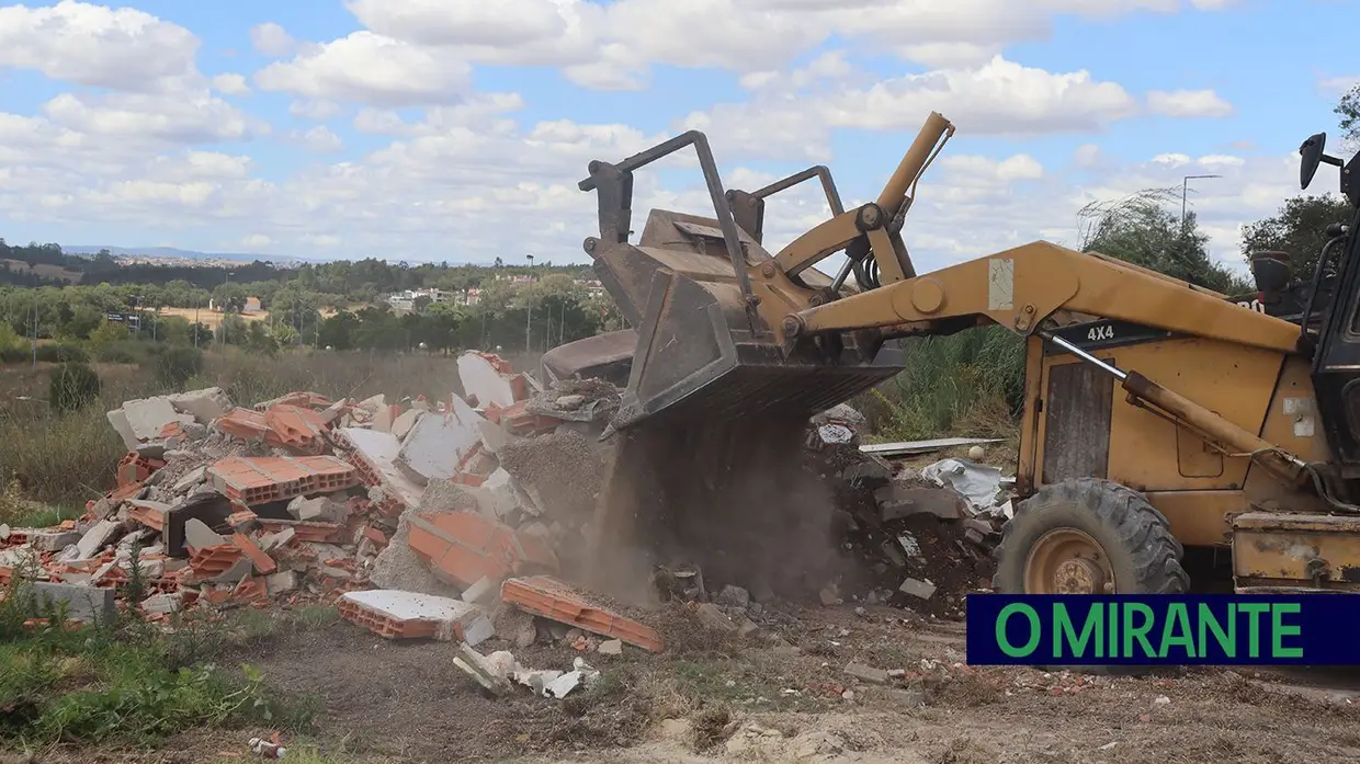Demolidas construções ilegais na Estrada da Carreira de Tiro em Santarém
