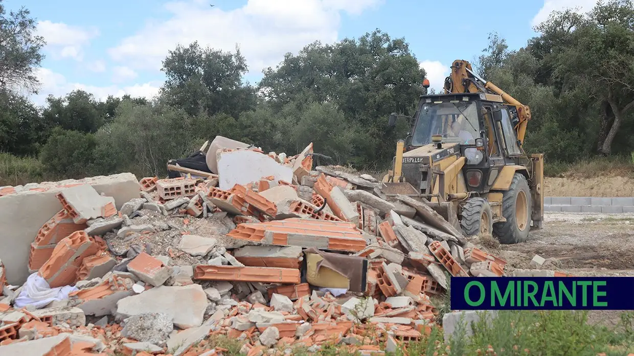 Demolidas construções ilegais na Estrada da Carreira de Tiro em Santarém