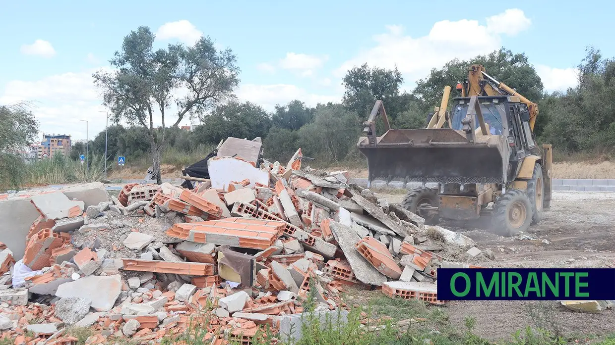 Demolidas construções ilegais na Estrada da Carreira de Tiro em Santarém