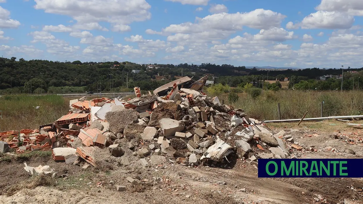 Demolidas construções ilegais na Estrada da Carreira de Tiro em Santarém