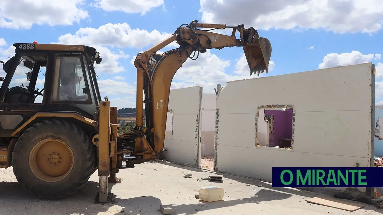 Demolidas construções ilegais na Estrada da Carreira de Tiro em Santarém