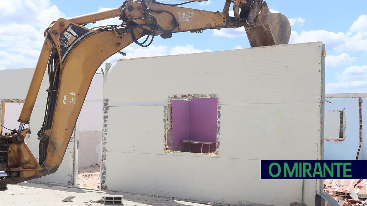 Demolidas construções ilegais na Estrada da Carreira de Tiro em Santarém