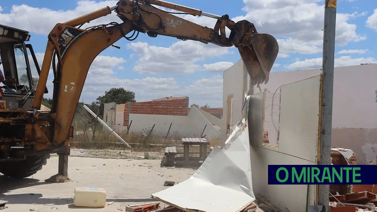 Demolidas construções ilegais na Estrada da Carreira de Tiro em Santarém