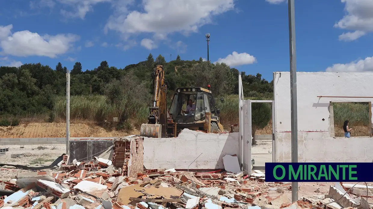 Demolidas construções ilegais na Estrada da Carreira de Tiro em Santarém