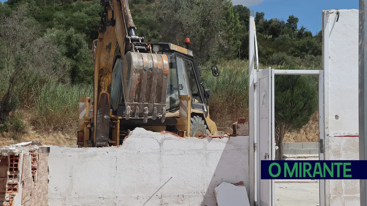 Demolidas construções ilegais na Estrada da Carreira de Tiro em Santarém