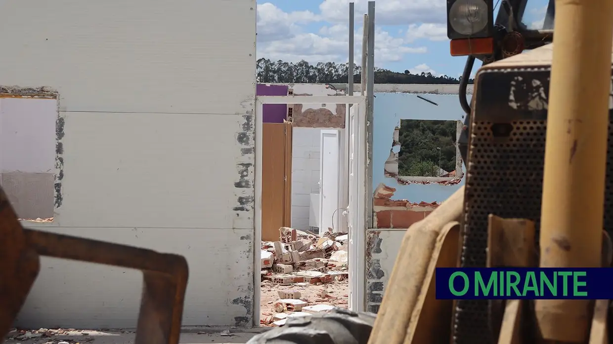 Demolidas construções ilegais na Estrada da Carreira de Tiro em Santarém