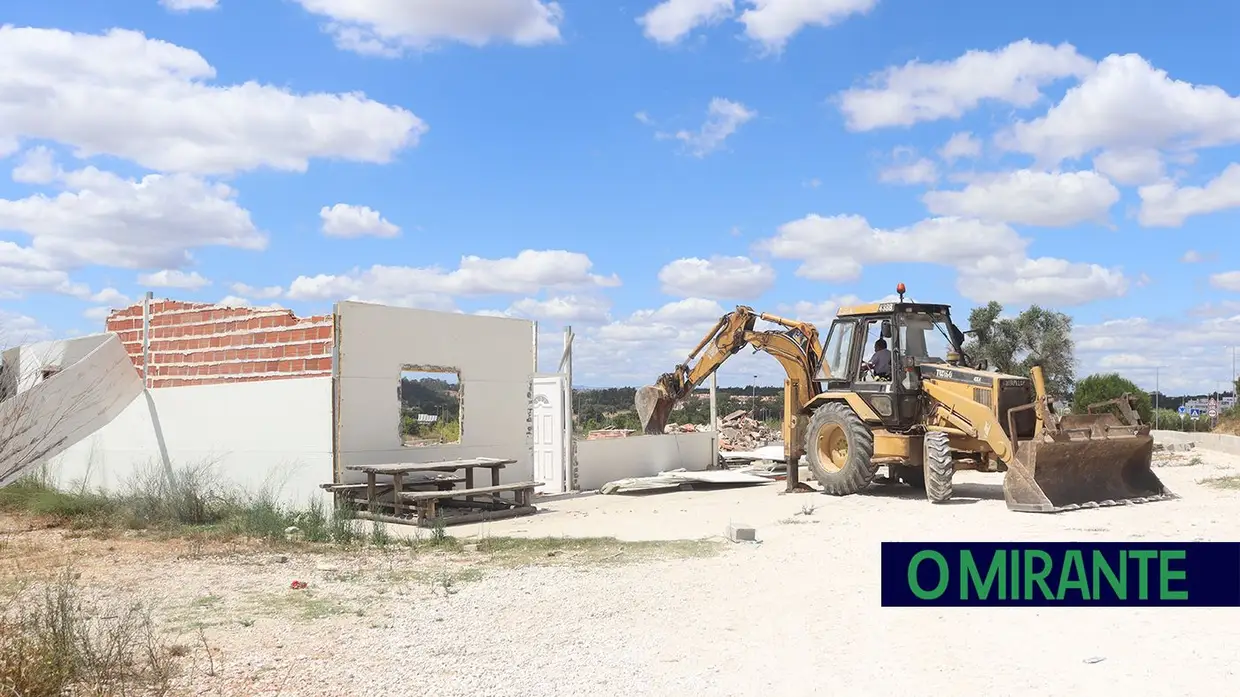Demolidas construções ilegais na Estrada da Carreira de Tiro em Santarém