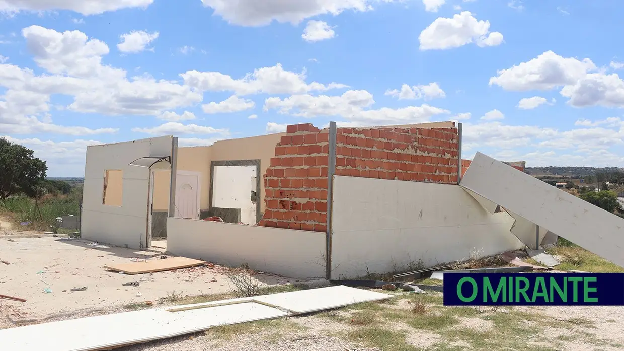 Demolidas construções ilegais na Estrada da Carreira de Tiro em Santarém