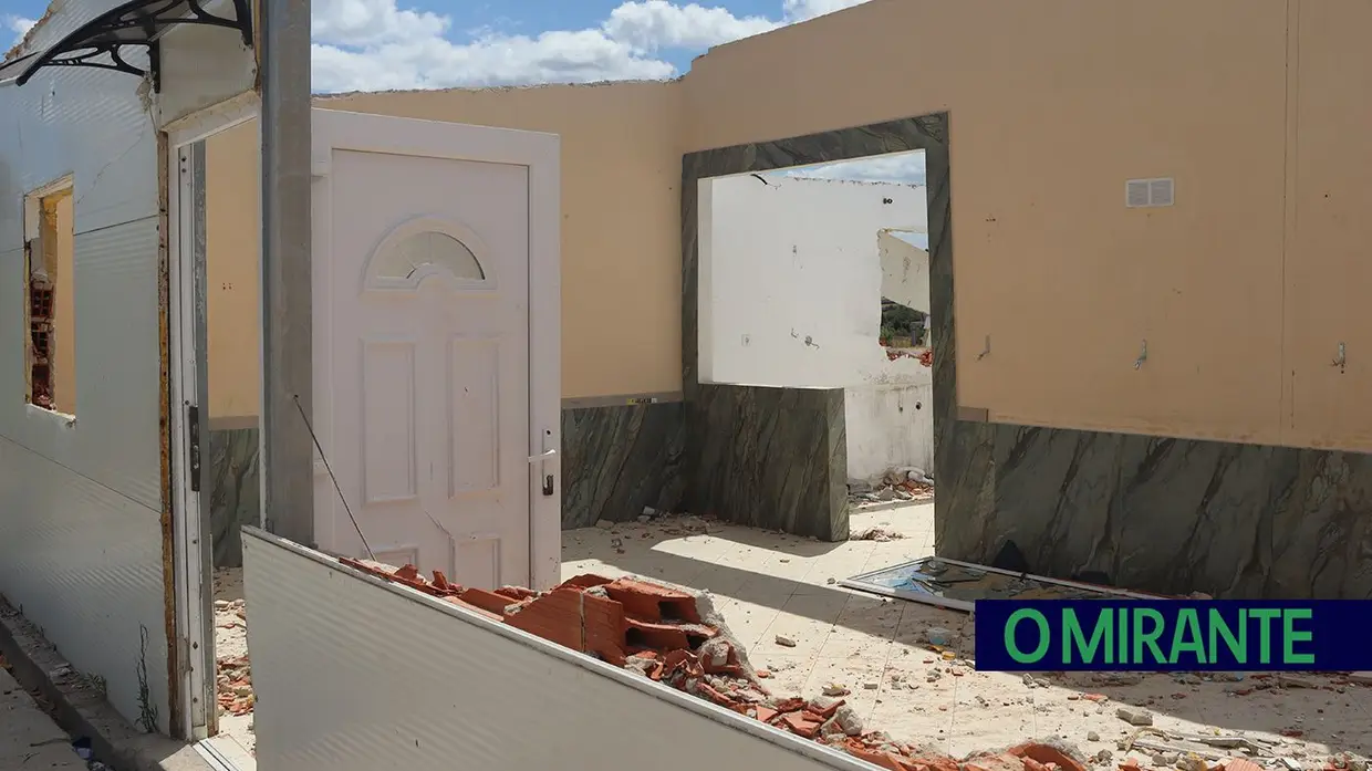 Demolidas construções ilegais na Estrada da Carreira de Tiro em Santarém