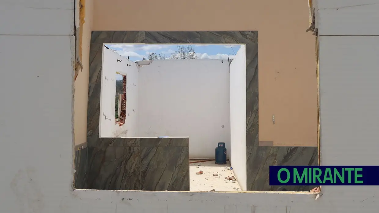 Demolidas construções ilegais na Estrada da Carreira de Tiro em Santarém