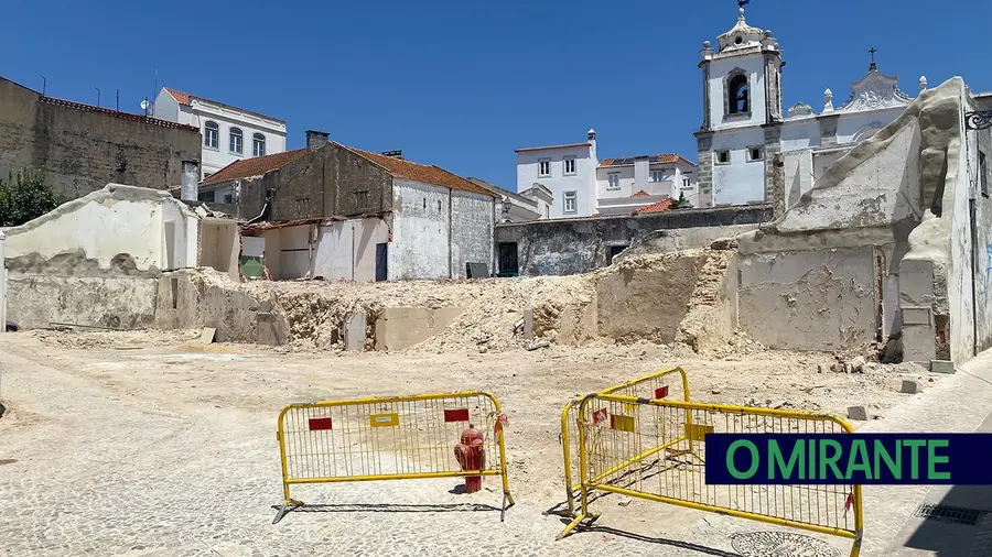 Demolição da antiga sede da Académica de Santarém leva câmara a mudar planos para o local