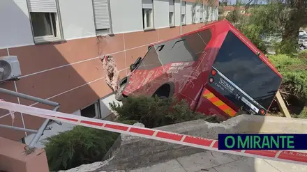 Passageira morre em despiste de autocarro contra Hospital de Tomar