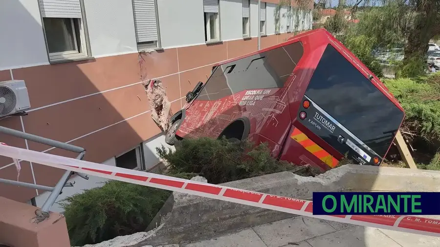 Passageira morre em despiste de autocarro contra Hospital de Tomar