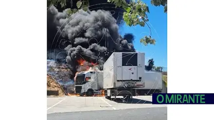 Camião consumido pelas chamas na área de serviço de Aveiras de Cima
