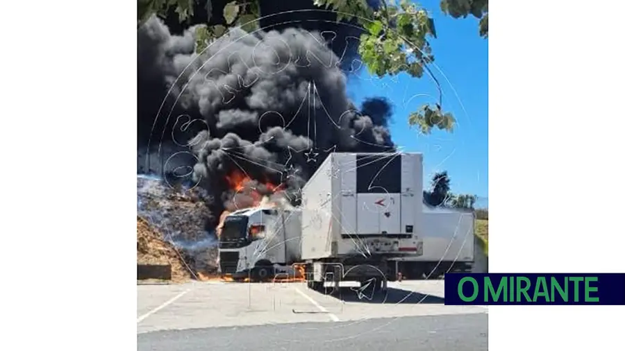 Camião consumido pelas chamas na área de serviço de Aveiras de Cima