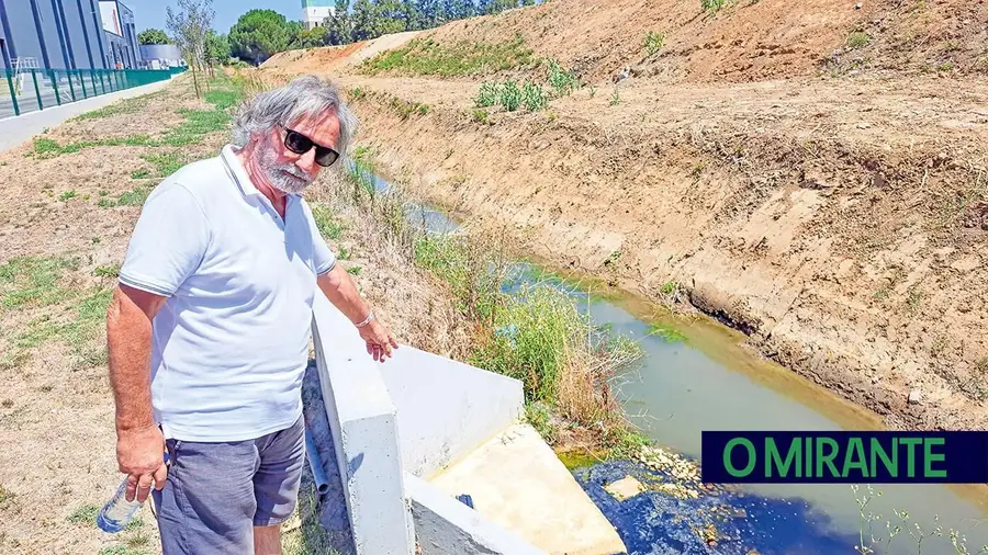 Descargas para a Ribeira do Sarra motivam preocupação no Carregado