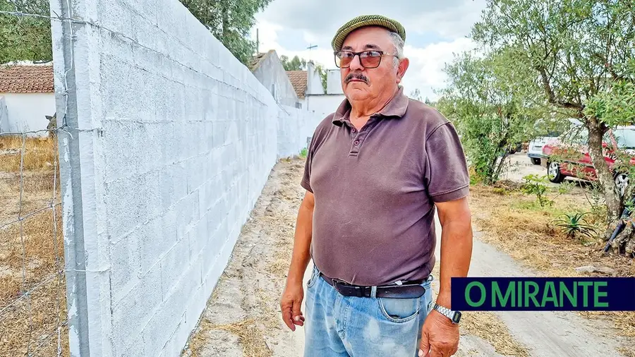 Reformado da PSP contesta ordem para demolir 12 metros de muro em Foros de Almada
