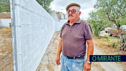 Reformado da PSP contesta ordem para demolir 12 metros de muro em Foros de Almada
