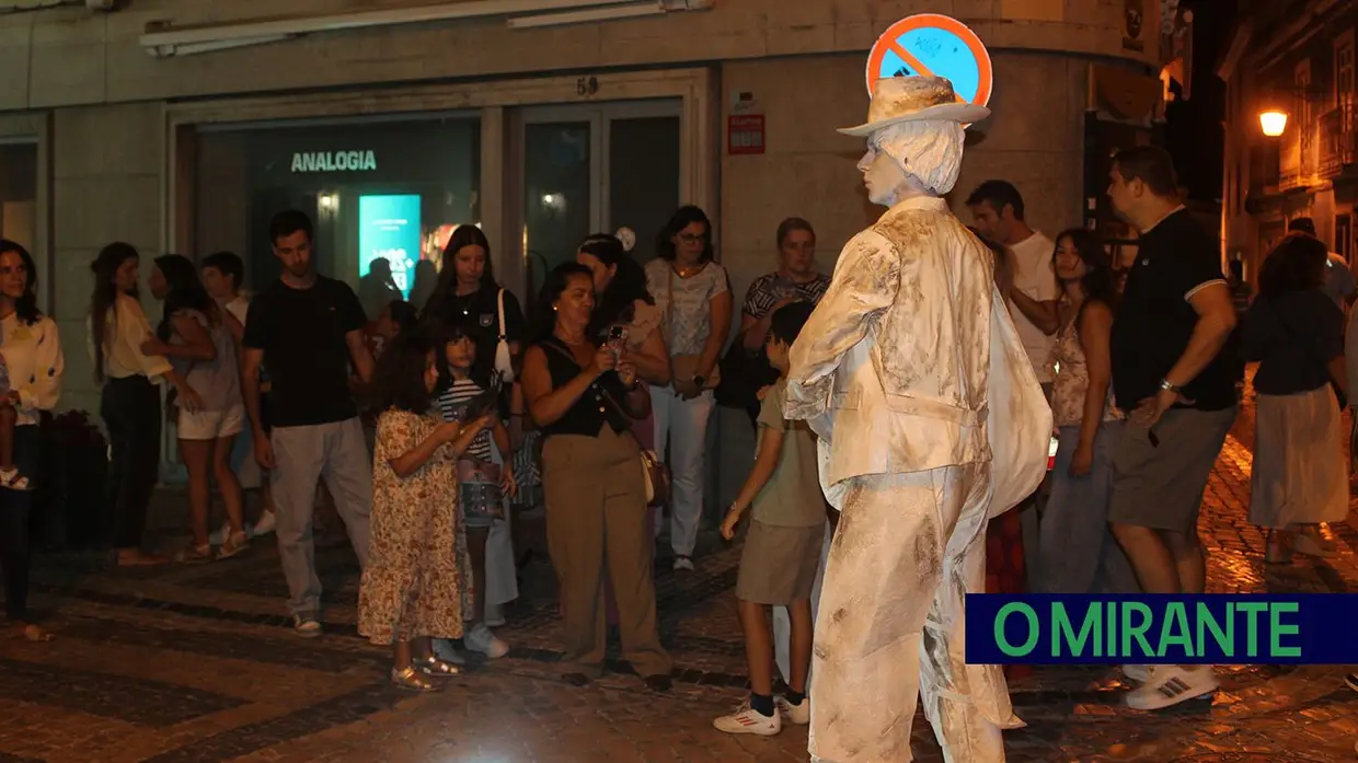 Estátuas vivas dão vida aos velhos ofícios nas ruas de Santarém