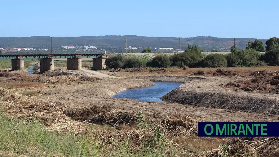 Obras sem licença arrasaram margens da Ribeira de Alcolobre; promotor obrigado a recuperar margens