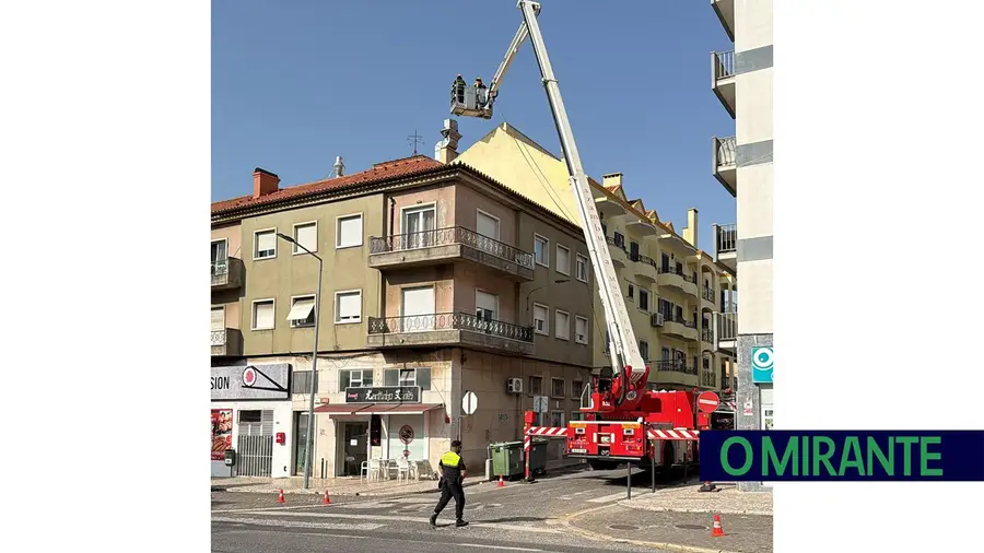 Incêndio em churrasqueira no Carregado mobiliza bombeiros