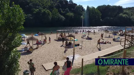 Praia Fluvial de Constância com lixo a transbordar em dia de grande afluência