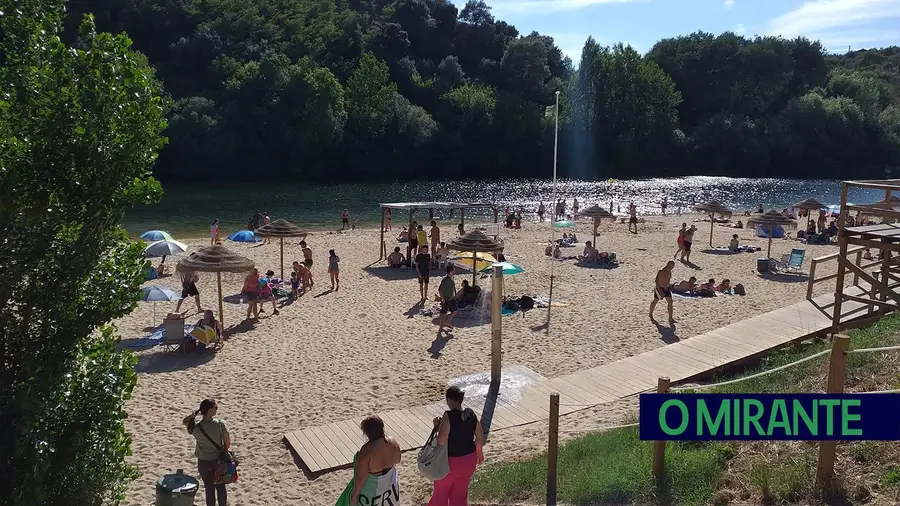 Praia Fluvial de Constância com lixo a transbordar em dia de grande afluência