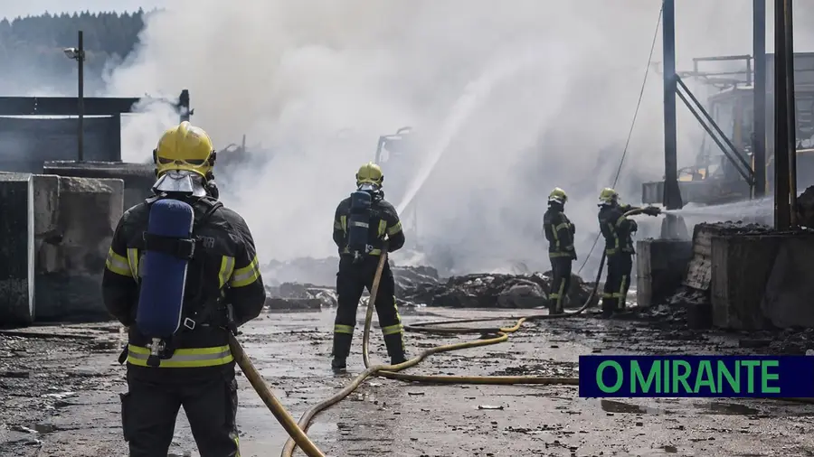 incendio industrial fogo operacionais ilustrativ