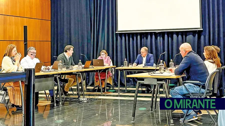 O dicionário foi à reunião de câmara de Abrantes