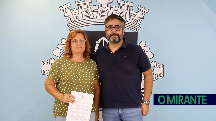 O protocolo foi assinado pelo presidente da Câmara de Rio Maior, Filipe Santana Dias, e por Célia Colaço, em representação da Patinhas de Rua. FOTO – Município de Rio Maior