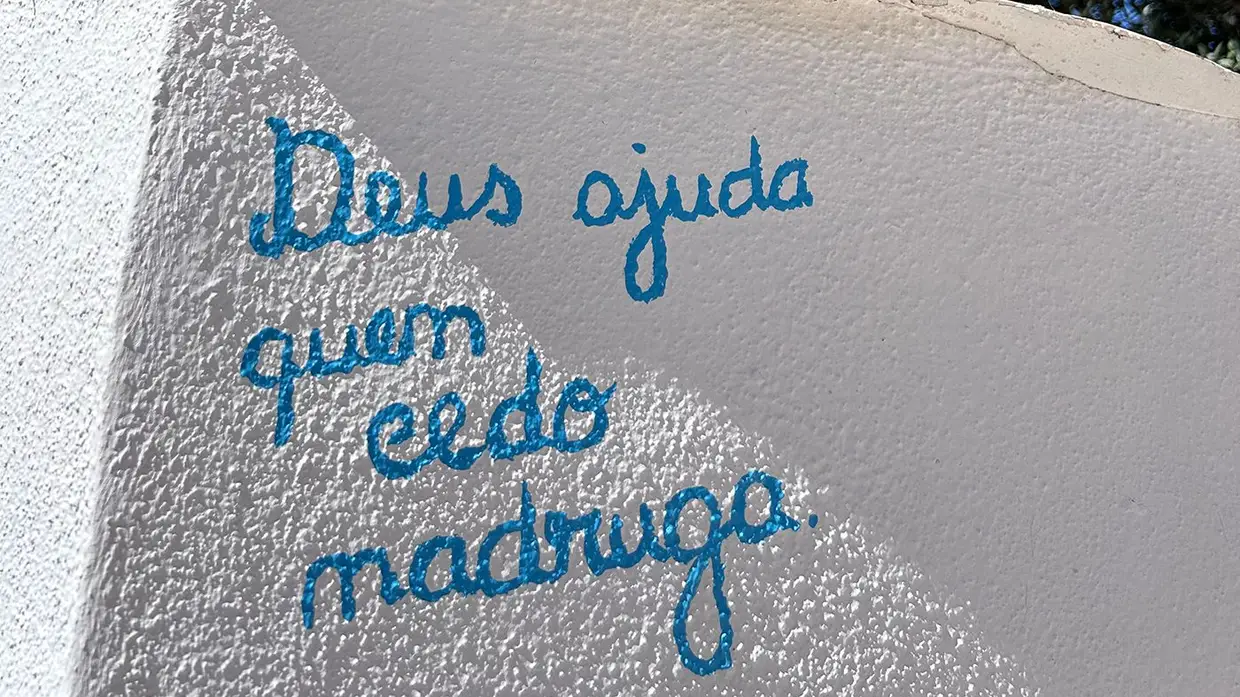 Provérbios antigos voltam a ganhar vida nas ruas de Queixoperra