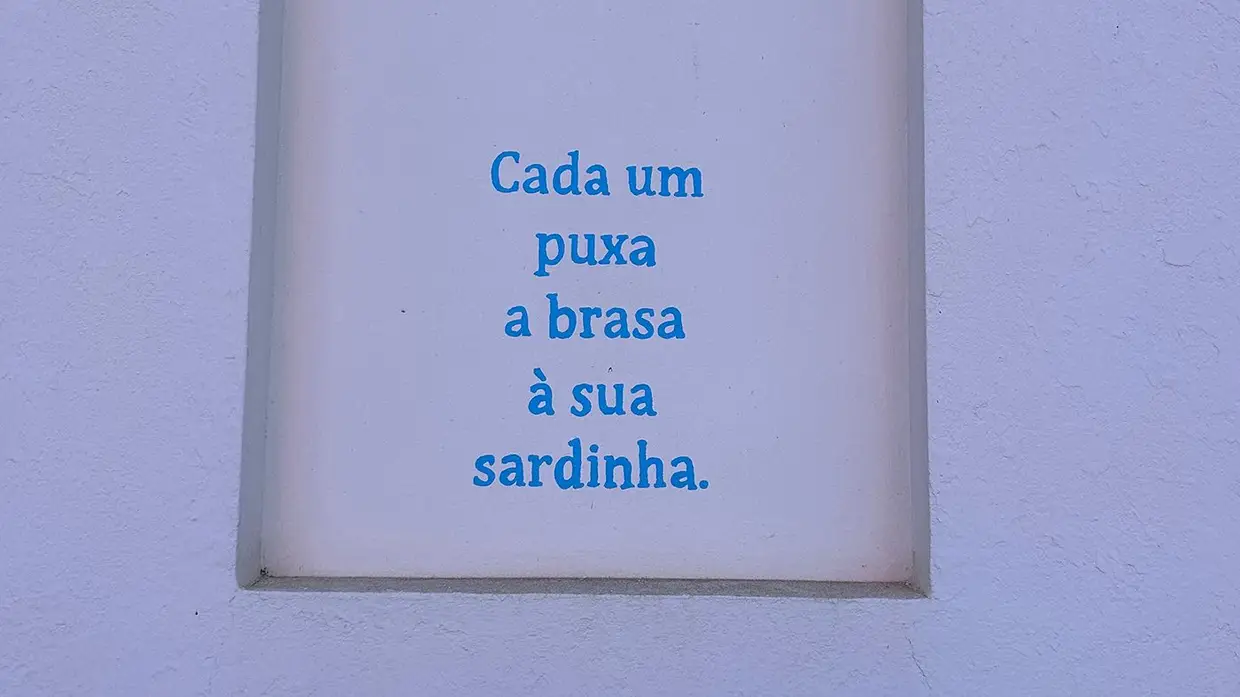 Provérbios antigos voltam a ganhar vida nas ruas de Queixoperra