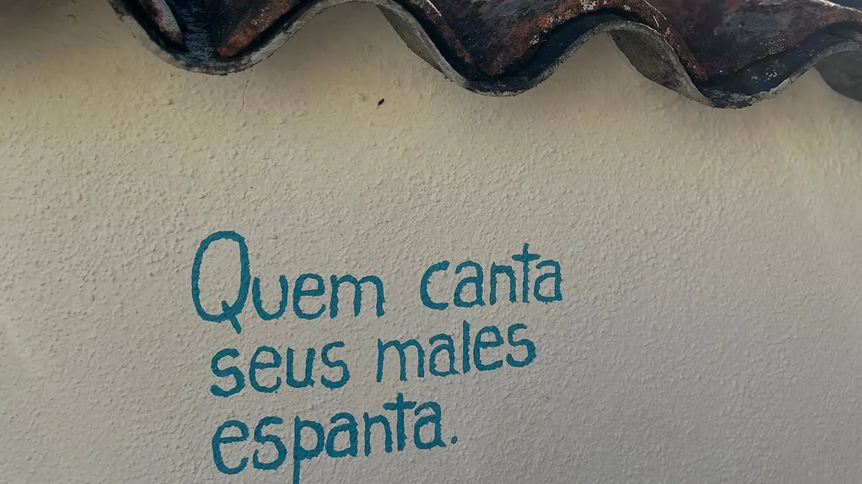 Provérbios antigos voltam a ganhar vida nas ruas de Queixoperra
