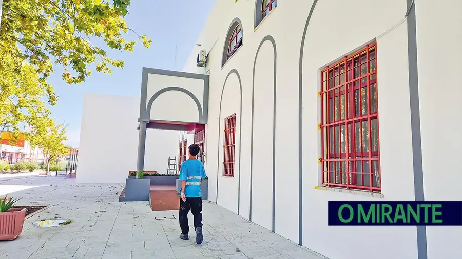 Obras no Centro Cultural de Benavente danificam pavimento e acumulam atraso