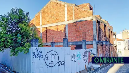 Uma rua que é um mau postal do centro histórico de Santarém
