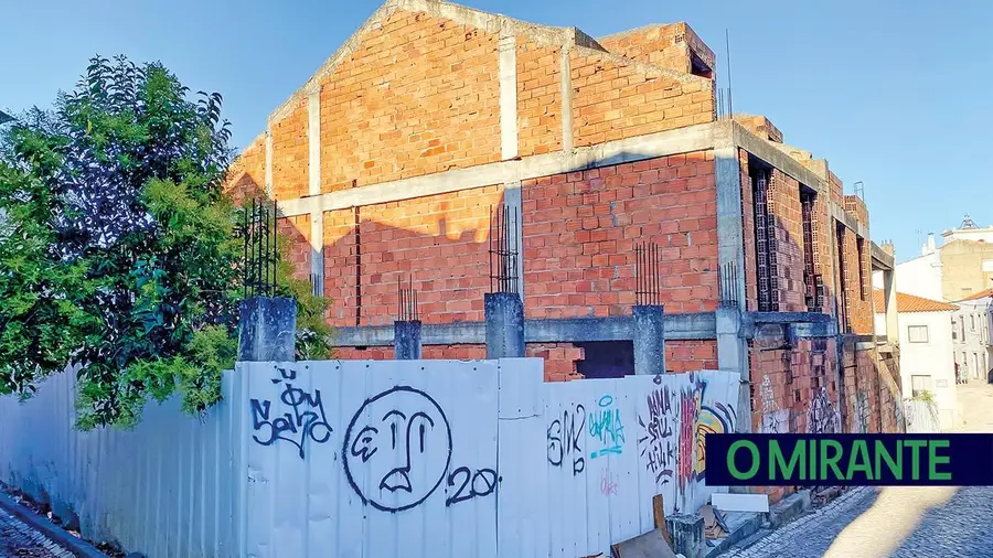 Uma rua que é um mau postal do centro histórico de Santarém