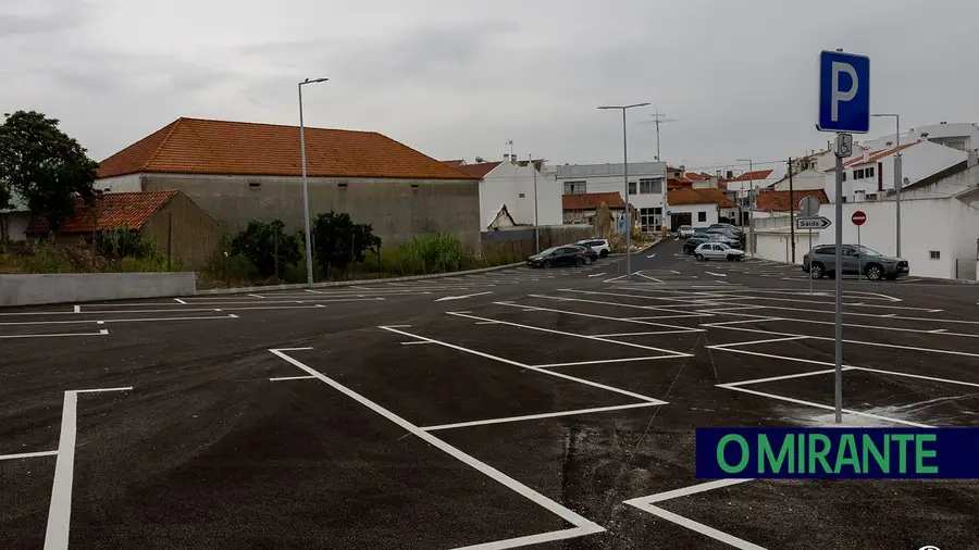 Novo parque de estacionamento concluído em Aveiras de Cima