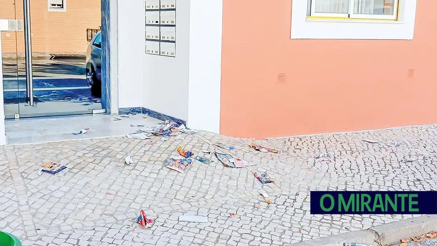 Publicidade selvagem deixa Samora a nadar em papel