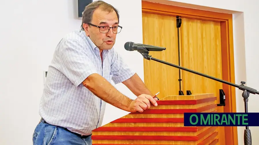 Postes de telecomunicação degradados em Torres Novas e autarquia admite situações perigosas